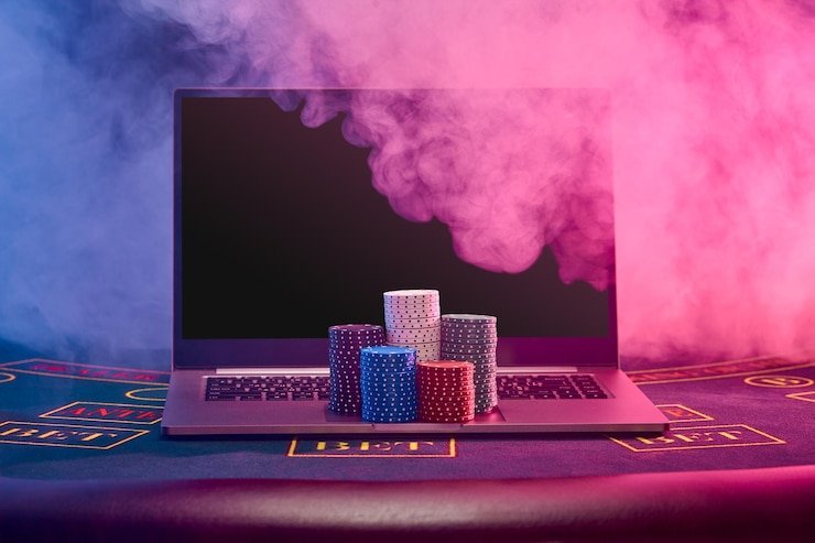 Pengguna membaca informasi perizinan digital